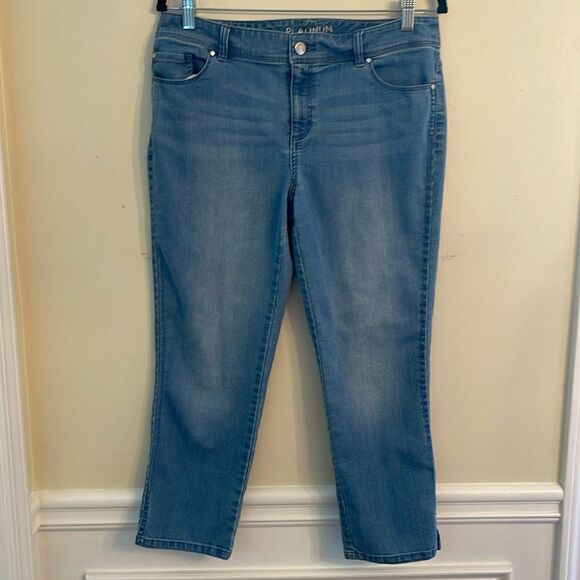 Chico’s Platinum Light Wash Crops.  Chicos 0 - Picture 1 of 6